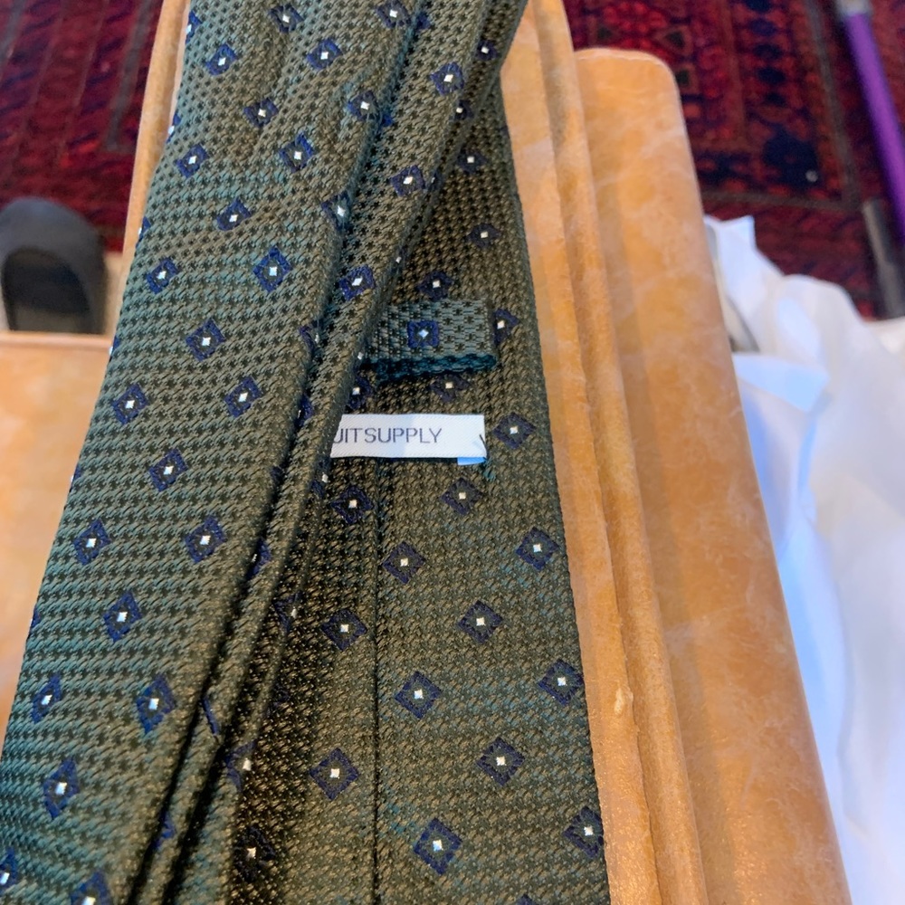 Suit supply green slim tie with navy diamond detail